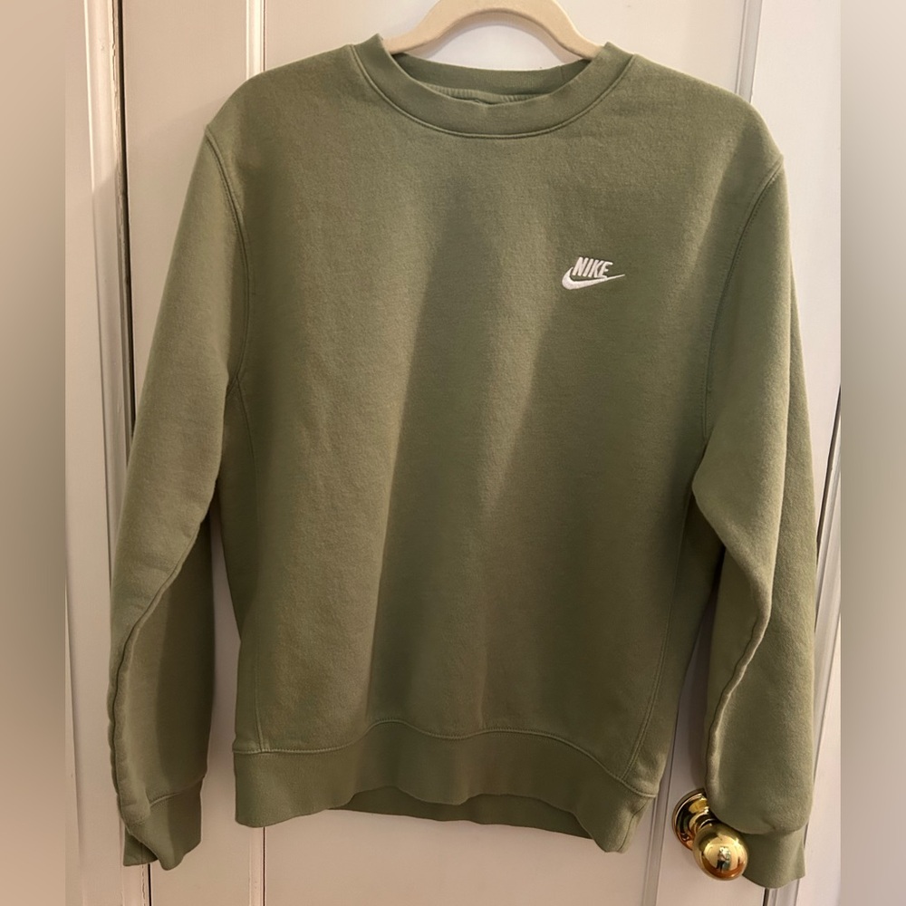 Nikes Men’s Sportswear Club Fleece Crewneck Sweatshirt. Size Small.